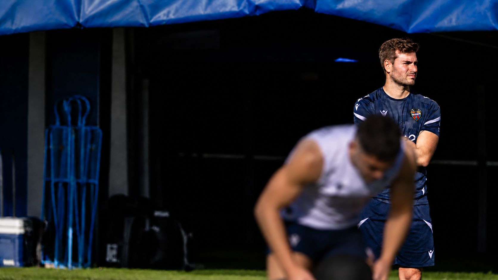 El Dr. Joel Gambín observa un entrenamiento de fútbol profesional
