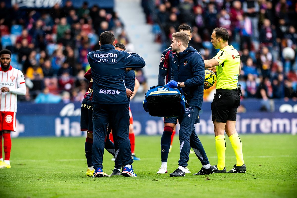 Asistencia médica durante un partido de LaLiga en el Ciutat de València