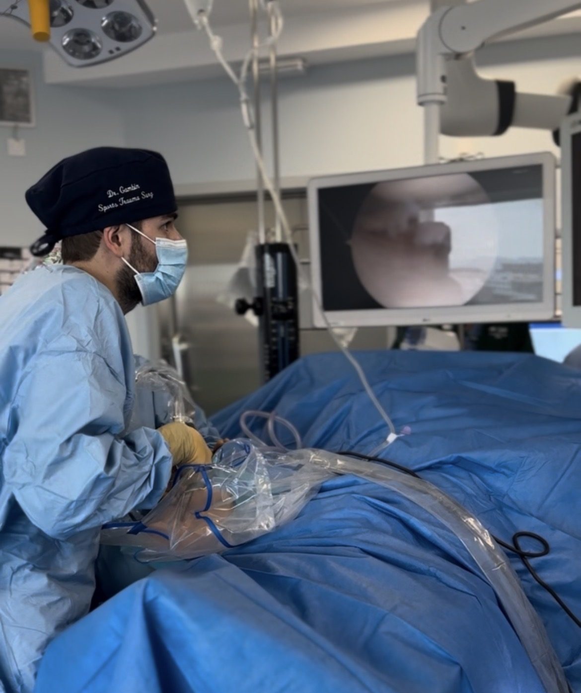 El Dr. Gambín sigue la artroscopia en el monitor, en quirófano