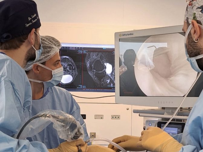 El Dr. Gambín durante una artroscopia de rodilla, siguiendo la imagen en el monitor